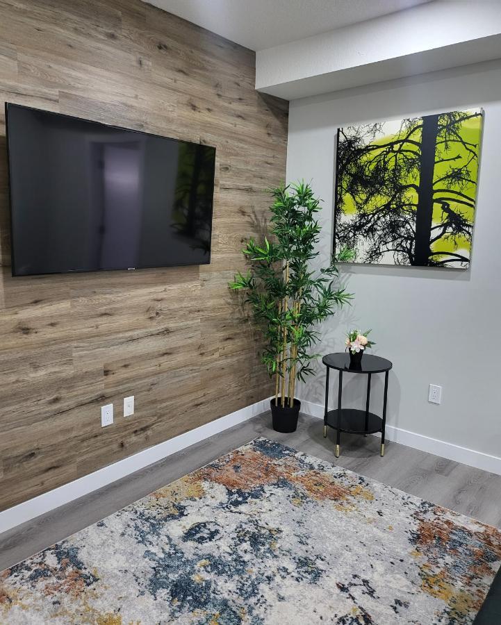 Luxury Suite In Calgary Nw Экстерьер фото
